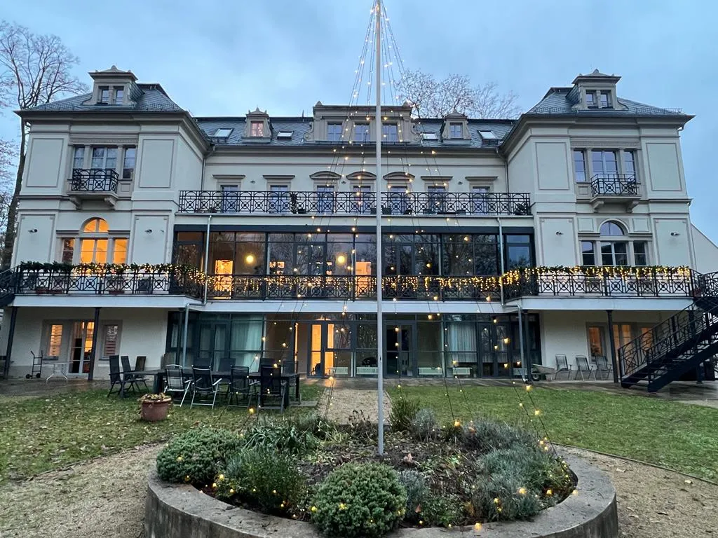 Katharinenhof in der Abendstimmung mit warmem Licht in den Fenstern